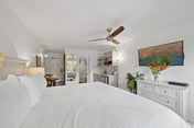 Steps to Beach | Maui Banyan King Studio