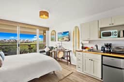 Walk to 3 Beaches | Top-Floor Maui Studio