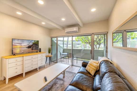 Walk to Beach! Pool, Hot Tub + AC Studio - Image 1