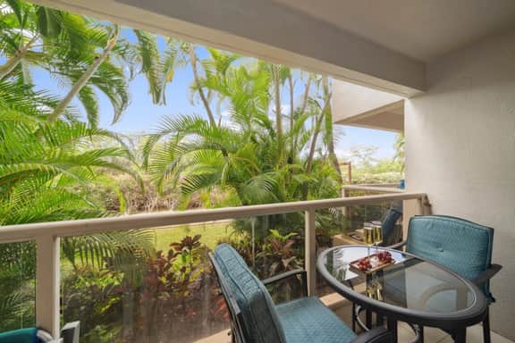 Steps to Beach | Maui Banyan King Studio