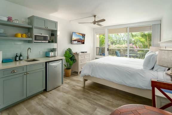 Steps to Beach | Maui Banyan King Studio