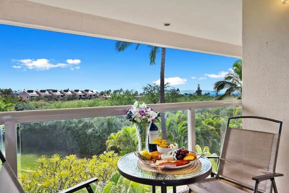 Walk to 3 Beaches | Top-Floor Maui Studio