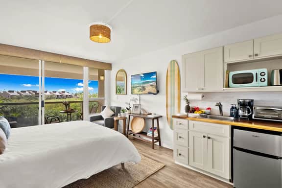 Walk to 3 Beaches | Top-Floor Maui Studio