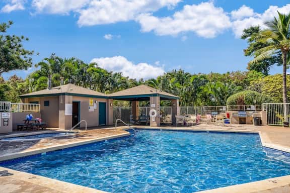 Maui Getaway | Walk to Beach, Pool & Hot Tub - Image 5