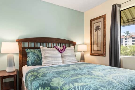 Maui Getaway | Walk to Beach, Pool & Hot Tub