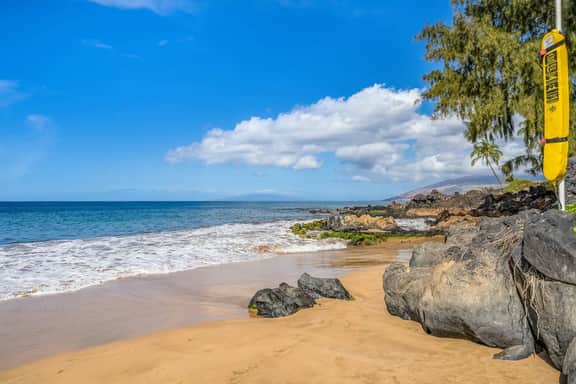 Maui Getaway | Walk to Beach, Pool & Hot Tub