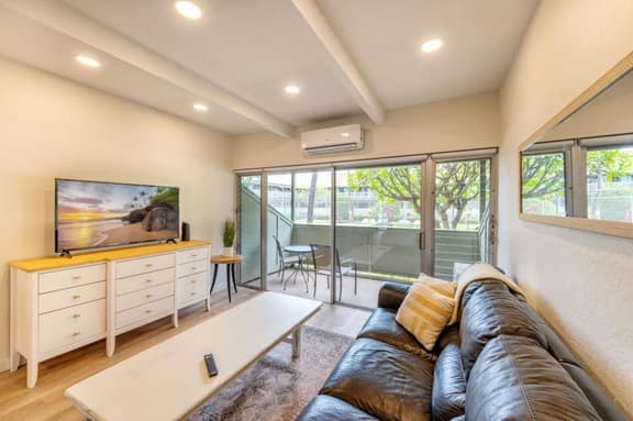 Walk to Beach! Pool, Hot Tub + AC Studio