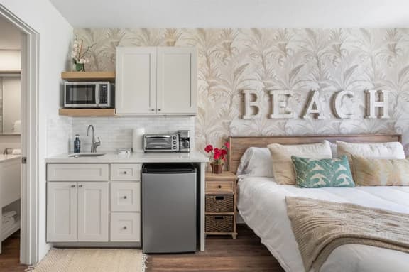 Maui Banyan King Studio + Ocean View